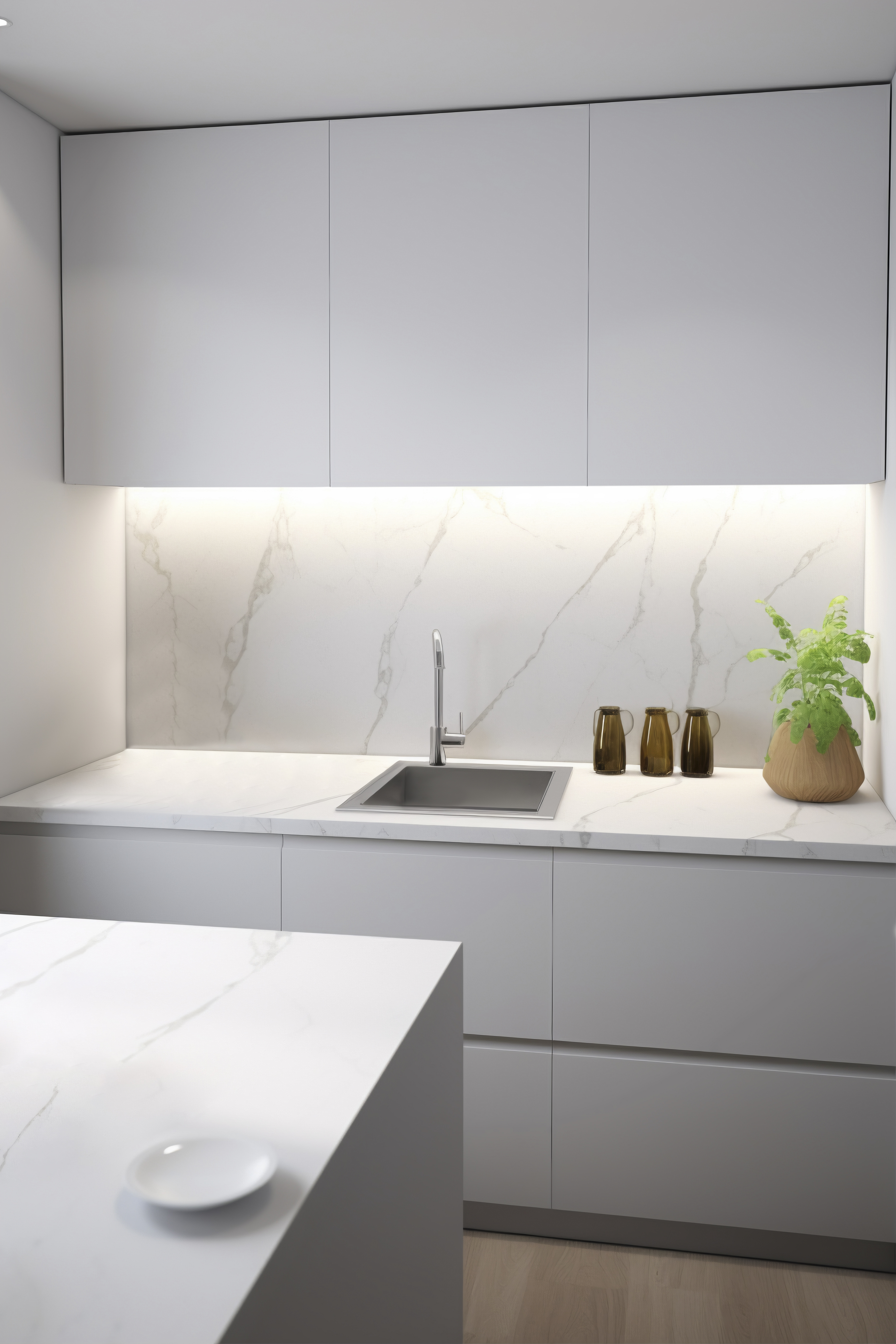 Puerta de interior blanca en pasillo con suelo de madera